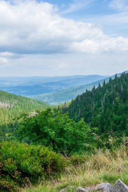 Mavi gökyüzüne karşı Karkonosze dağları