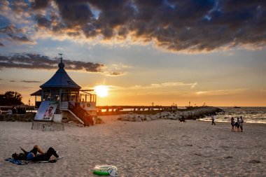 Ustka, Polonya - 25 Haziran 2024 - Ustka 'da gün batımı plajı