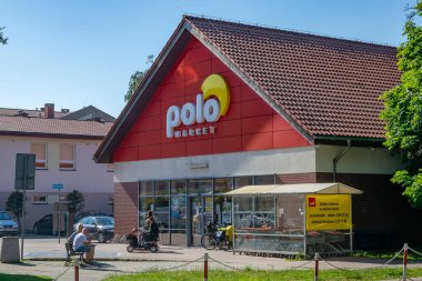 Ustka, Polonya - 24 Haziran 2024 - Ustka 'da Polomarket zinciri