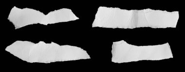 Siyah izole bir arkaplan üzerine beyaz bir kağıt parçası