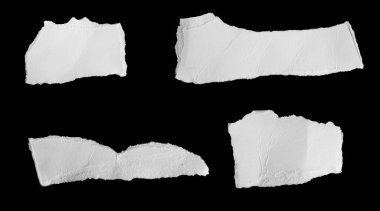 Siyah izole bir arkaplan üzerine beyaz bir kağıt parçası