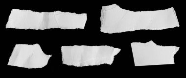 Siyah izole bir arkaplan üzerine beyaz bir kağıt parçası