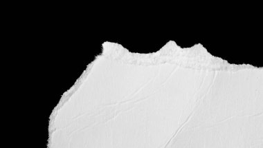 Siyah izole bir arkaplan üzerine beyaz bir kağıt parçası