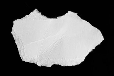 Siyah izole bir arkaplan üzerine beyaz bir kağıt parçası