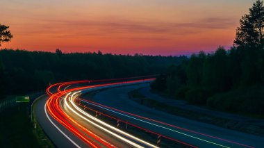 Geceli arabaların ışıkları