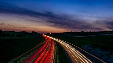 Geceli arabaların ışıkları