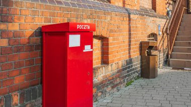 Duvara karşı kırmızı posta kutusu