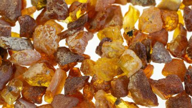 Görünür detayları olan baltik kehribar. arkaplan