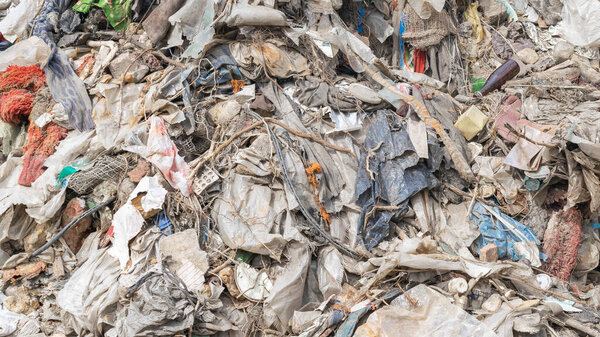 мусорная свалка. остаточное стекло, пластмассы в лесу