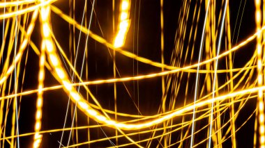 Siyah arkaplanda sarı ışık çizgileri