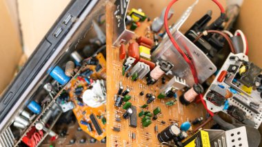 Eski elektronik hurda, tahtalar dizüstü bilgisayarda görünür.