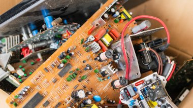 Eski elektronik hurda, tahtalar dizüstü bilgisayarda görünür.