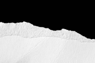 Siyah izole bir arkaplan üzerine beyaz bir kağıt parçası