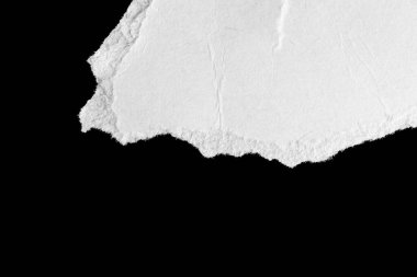 Siyah izole bir arkaplan üzerine beyaz bir kağıt parçası