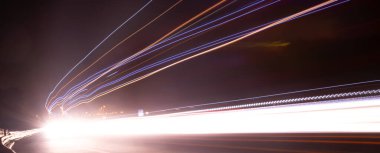 Geceli arabaların ışıkları