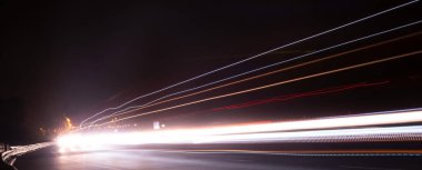 Geceli arabaların ışıkları