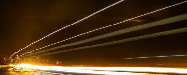 Geceli arabaların ışıkları