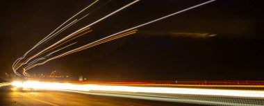 Geceli arabaların ışıkları