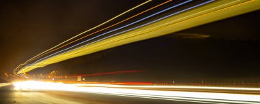 Geceli arabaların ışıkları