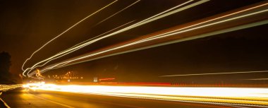 Geceli arabaların ışıkları