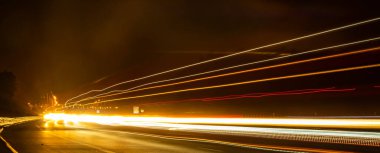 Geceli arabaların ışıkları