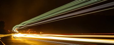 Geceli arabaların ışıkları