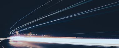 Geceli arabaların ışıkları