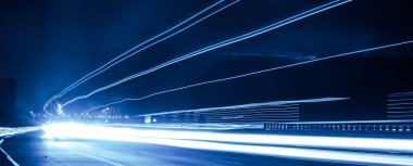 Geceleri mavi araba ışıkları. uzun pozlama