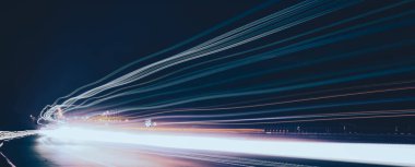 Geceli arabaların ışıkları