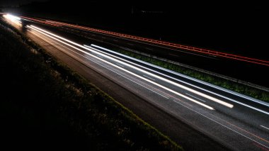 Geceli arabaların ışıkları