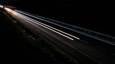 Geceli arabaların ışıkları