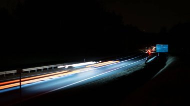 Geceli arabaların ışıkları