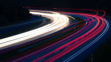 Geceli arabaların ışıkları