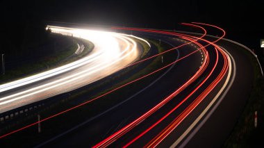 Geceli arabaların ışıkları