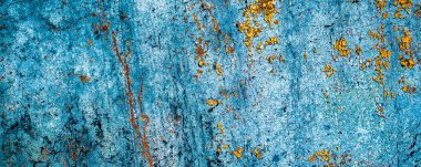 Duvarda eski turuncu ve mavi çatlamış boya