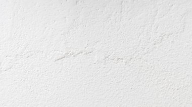 Duvar görünür bir dokuya sahip beyaz boyayla boyanmıştır.