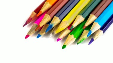 beyaz arkaplanda görünür detaylara sahip renkli kalemler