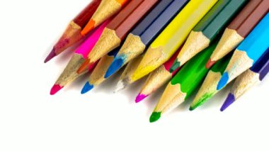 beyaz arkaplanda görünür detaylara sahip renkli kalemler