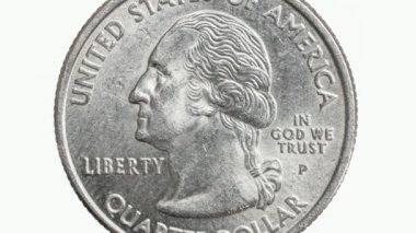 Beyaz arkaplanda çeyrek Amerikan doları izole edilmiş.