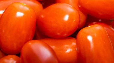 Görünür detaylara sahip kırmızı domatesler, doku veya arkaplan