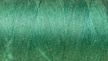 Üzerinde görünür detaylar olan yeşil pamuk iplikler. arkaplan