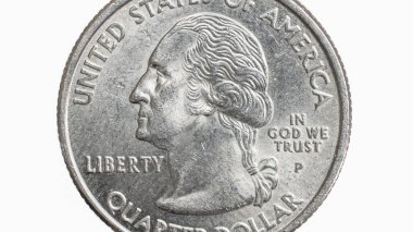 Beyaz arkaplanda çeyrek Amerikan doları izole edilmiş.
