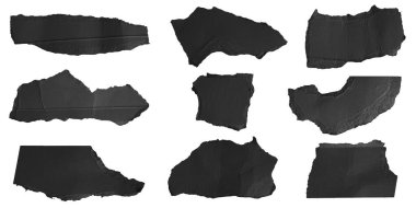Şeffaf izole bir arkaplan üzerinde siyah kağıt parçaları.