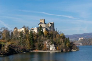 Güneşli bir günde Niedzica Kalesi