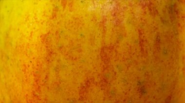 kırmızı ve sarı elma derisi görünür detaylarla