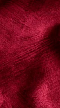 Kırışmış kırmızı pamuk kumaş görünür bir dokusu var.