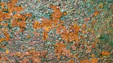 Yeşil boyayla boyanmış paslı metal levha.