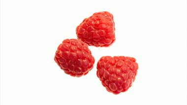 Kırmızı ahududu beyaz izole bir zemin üzerinde