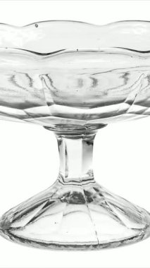 Beyaz arka planda izole edilmiş meyve ya da tatlı vazosu