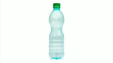 Beyaz izole edilmiş arka planda yeşil plastik şişe